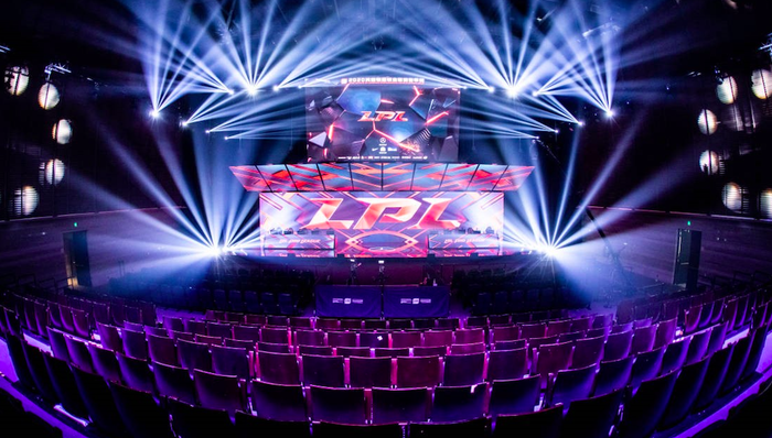 2025年LPL季后赛TES对阵JDG：BO5赛制上海虹桥天地演艺中心开战，胜者晋级下一轮